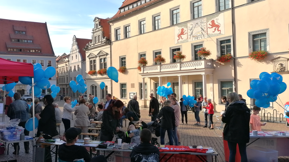 Menschen mit blauen Friedensballons