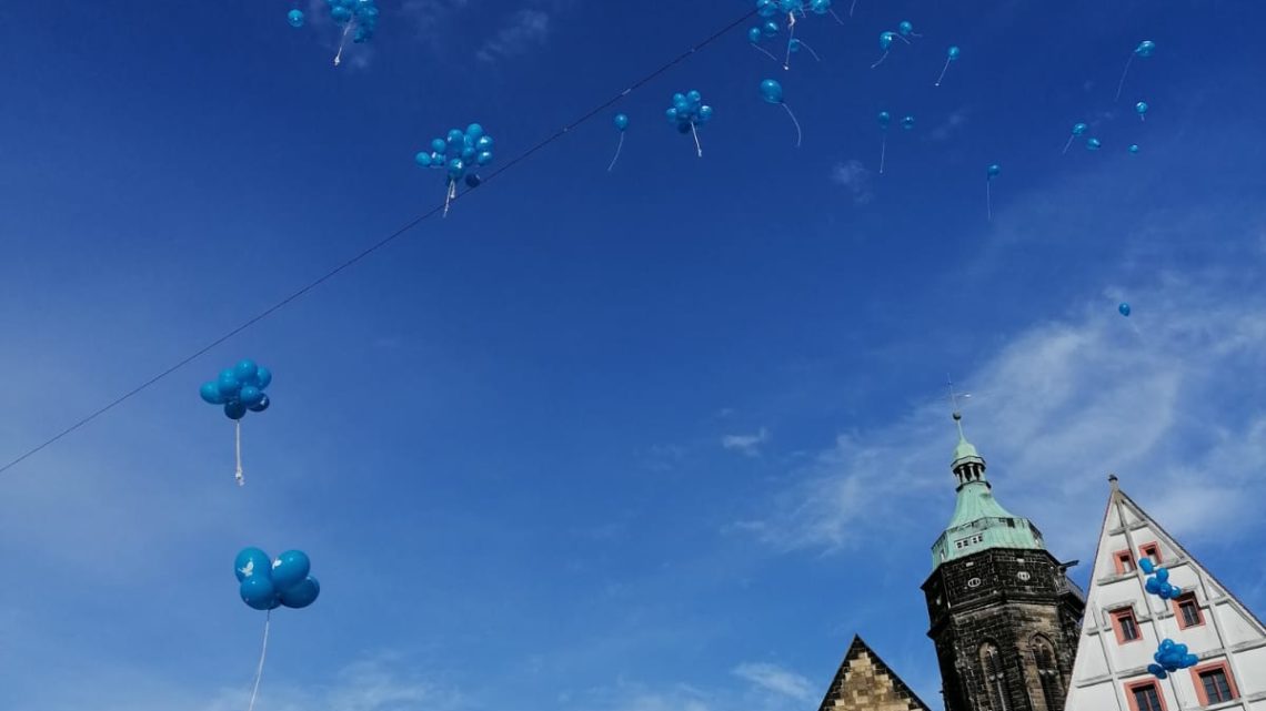 Die Friedensballons steigen auf