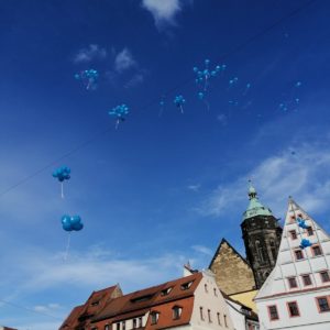 Die Friedensballons steigen auf